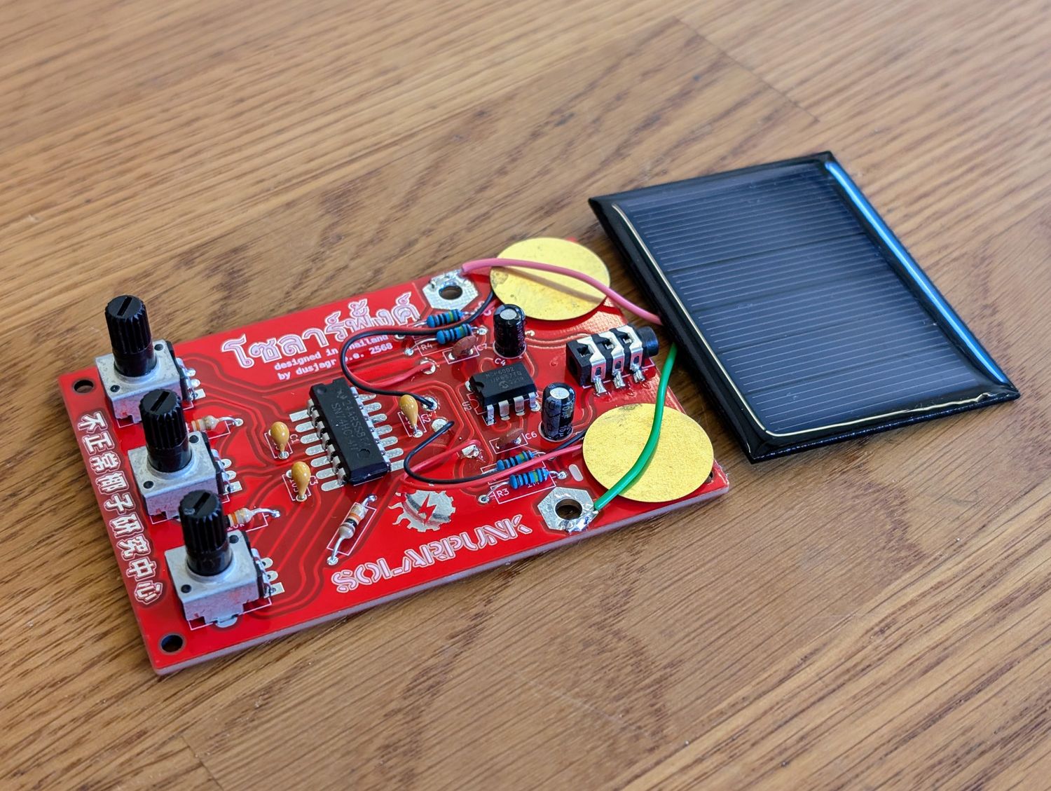 Ein Bild des zusammengebauten Solarpunk Synthesizers. Es ist ein kleiner Solarpanel an eine Platine gelötet mit den offenen Schaltplan klar sichtbar